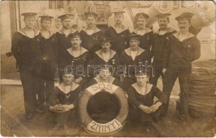 SMS Zrínyi Osztrák-Magyar Haditengerészet Radetzky-osztályú pre-dreadnought csatahajó matrózai, csoportkép / K.u.K. Kriegsmarine Matrosen / WWI Austro-Hungarian Navy, mariners of SMS Zrínyi. photo (fl)