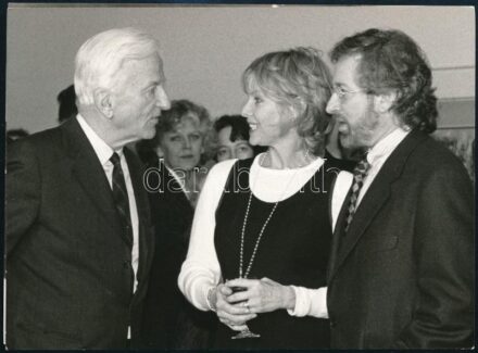 1994 A Schindler listája c. film németországi premierjén készült 2 db sajtófotó (rajtuk Richard von Weizsäcker, az NSZK elnöke Steven Spielberg rendező társaságában, Liam Neeson és Ben Kingsley a film egyik jelenetében),