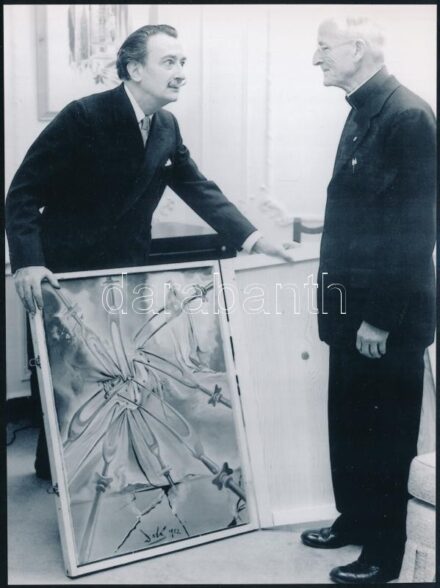 Salvador Dalí (1904-1989) bemutatja a Poklot ábrázoló festményét Harold Victor Colgan (1894-1972) amerikai katolikus papnak, hátoldalán feliratozott sajtófotó, későbbi előhívás, 17x12,5 cm / Salvador Dalí (1904-1989) presents his