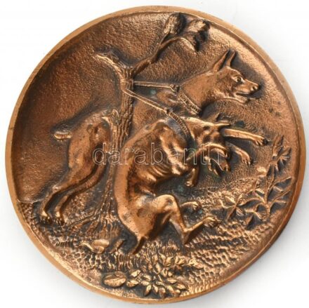 Bronzírozott fém falitányér, két kutya vadász motívum díszítéssel, jelzés nélkül, apró kopásnyomokkal, d: 13 cm,