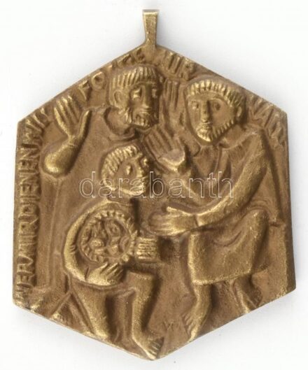 Bronz vallási fém függő, mindkét oldalán plasztikus figurális díszítéssel, egyik oldalán német nyelvű felirattal. 6x5 cm