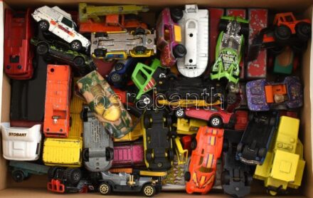 Cipősdoboznyi vegyes kisautó, kopottas állapotban