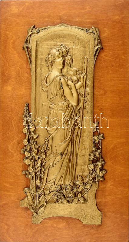 Szecessziós stílusú, arany színű fém dombormű, fa alapon, falra akasztható, alsó része elvált a fa alaptól 56×24 cm