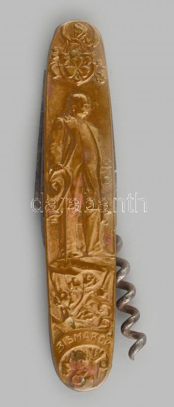 Bismarck kancellárt ábrázoló réz, propaganda bicska. Penge sérült, hiányos. Összecsukva: 9 cm