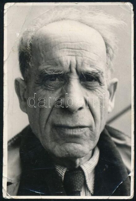 cca 1960 Czóbel Béla festőművész arcképe, vintage fotó, jelzés nélkül, törésekkel, 9x6 cm