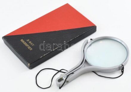 Három az egyben nagyító (kézi, asztali, nyakba akasztható), műanyag kerettel / állvánnyal, eredeti dobozában, h: 20,5 cm
