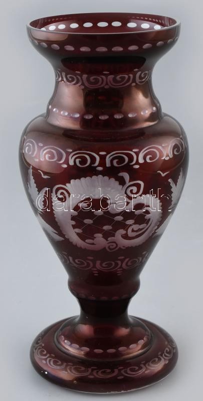Egermann jellegű rubinpácolt üvegváza. Kézzel készült, cseh kristályüveg, virágmotívummal díszített, csiszolt. XX. század, kopott. m: 20,5 cm
