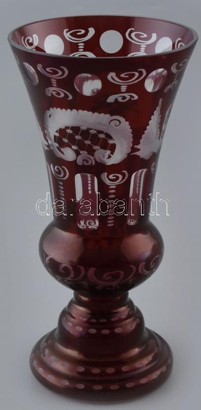 Egermann jellegű rubinpácolt üvegváza. Kézzel készült, cseh kristályüveg, virágmotívummal díszített, csiszolt. XX. század, kopott. m: 21 cm