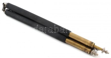 Fényképezőgép állvány, kopásnyomokkal, egyik lábat nem lehet kihúzni, sérült, h:97cm