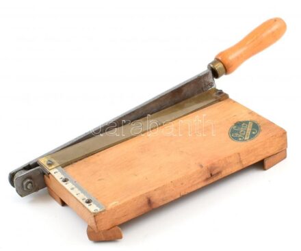 Fotó vágó, fa és fém. 30x12cm