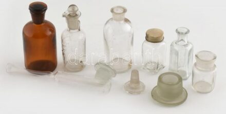 6db gyógyszeres / patika üveg, kopásnyomokkal.