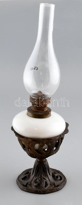 Tejüvegtestű petróleumlámpa, fém kehely formájú aljjal, korának megfelelő állapotban, rozsdafoltokkal, m: 47 cm