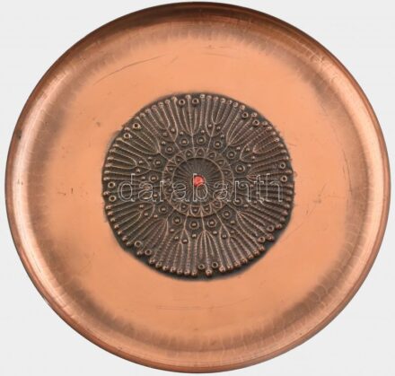 Kőbányai Gyógyszergyár - 'Hűséges munkáért' iparművész vörösréz fali emléktál. Jelzett, kis kopásnyomokkal, d: 23,5 cm