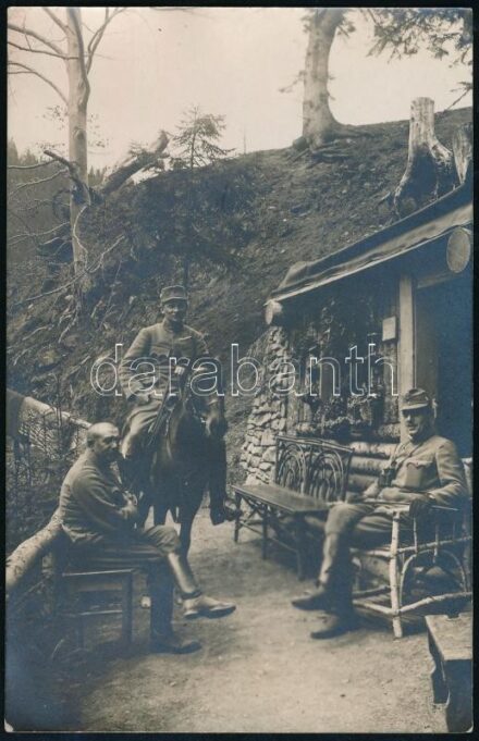 cca 1916 Pihenő a fronton kialakított faépület előtt szemben lovon dr. Czelláth Árpád miskolci ügyvéd, fotó szép állapotban, hátoldalon feliratozva, 13,5×8,5 cm