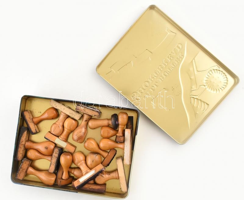 16 db olasz fa pecsétnyomó pléh dobozban.