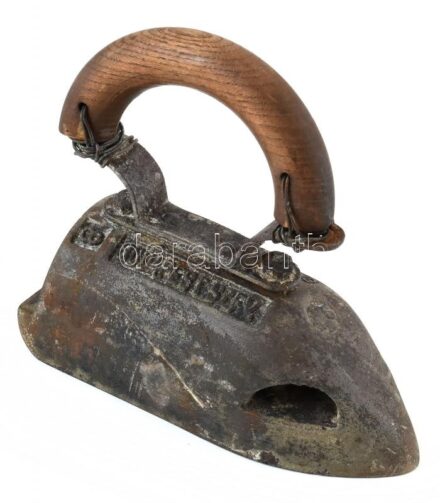 Régi vasaló, masszív öntöttvas, fa fogóval, 'Budapest Szfv. Gázművei tulajdona' felirattal, XX. sz. első fele. Jelzett, korának megfelelő, kopottas, rozsdafoltos állapotban, a fogó dróttal rögzített, 19,5x8,5x17 cm