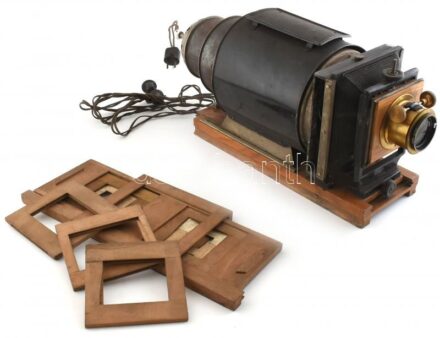 Emil Busch antik nagy méretű diavetítő készülék. Jelzett, eredeti dobozában kompletten csak égő nélkül. Doboz mérete 60 cm / Emile Busch antique glass slide projector. Without bulb but otherwise complete.