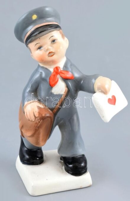 Gránit postás figura, porcelán, jelzett, kopásnyomokkal, m:17cm