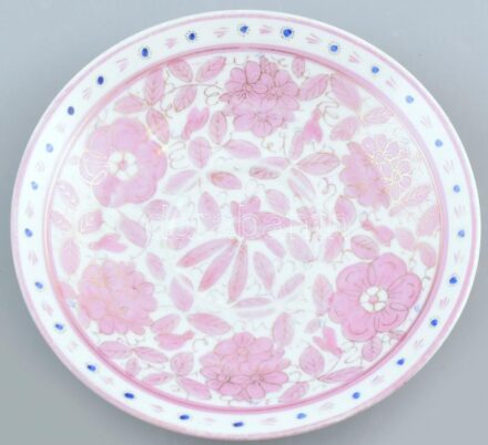 Fischer & Mieg, Pirkenhammer lecsésze alátét, kézzel festett porcelán, jelzett, 1900 körül, d:15cm, kopásnyomokkal