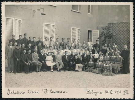 Istituto dei Ciechi Francesco Cavazza Bologna. vakok és gyengénlátók intézetébe készült 5 db csoportkép és épületfotó vegyes állapotban / Italy Institute of the blinds 5 photos, with creases