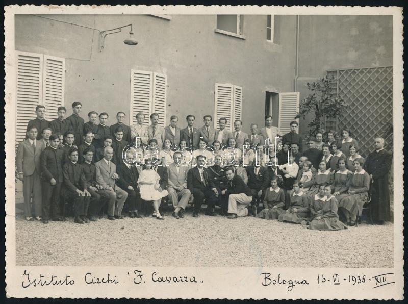 Istituto dei Ciechi Francesco Cavazza Bologna. vakok és gyengénlátók intézetébe készült 5 db csoportkép és épületfotó vegyes állapotban / Italy Institute of the blinds 5 photos, with creases
