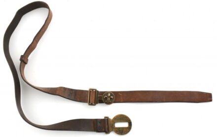 1947 'Légy résen' cserkész, fém övcsat, bőr szíjjal cserkész liliom díszítéssel és Kossuth címerrel. h:134cm