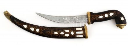 Nagyméretű keleti dísztőr, a pengén vésett mintával, gyöngyház berakásos, díszes fa és réz markolattal és hüvellyel. Jelzés nélkül, a hüvely végén kissé sérült, h: 42 cm