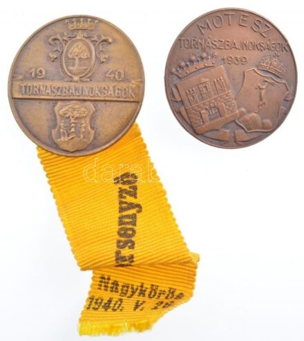 1939. 'MOTESZ Tornászbajnokságok' Cu sportjelvény (30mm) + 1940.'Tornászbajnokságok' Cu sportjelvény versenyzői szalaggal (30mm) T:1- patina