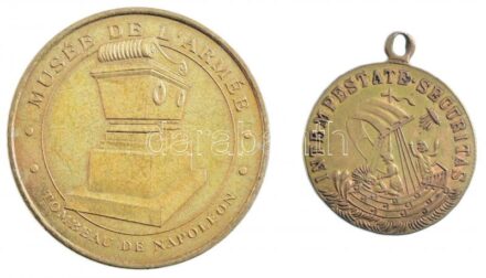 Franciaország 2009. 'Monnaie de Paris' 'Napóleon sírja' Cu turista zseton (34mm) + DN 'Sárkányölő Szent György' kétoldalas Cu emlékérem füllel (23mm) T:2 patina, kis ph France 2009. 'Monnaie de Paris' 'Tomb of Napoleon' Cu tourist