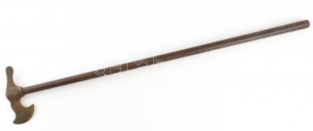 1933 Cserkészfokos, 'Hungáry 1933', feliratokkal, a fokos egyik oldalán 'makk motívum' , a másik oldalán csikós lovon, mögötte gémeskúttal díszítve, réz, jelzés nélkül, kopott, 15x7 cm, pálca pótolt h: 80 cm