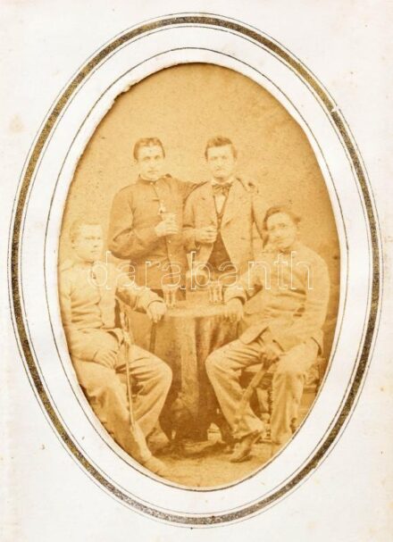cca 1860-1870 fotó gyűjtemény 25 db vizitkártyával, közötte két ferrotípia. nemesek és azonosításra váró személyek. Korabeli, réz veretes fótóalbumban.