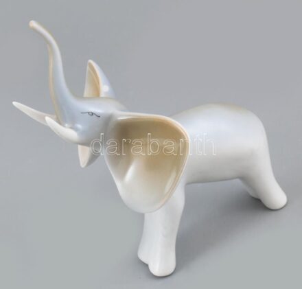 Hollóházi porcelán elefánt, kézzel festett, jelzett, kis kopásnyomokkal, 15×11 cm