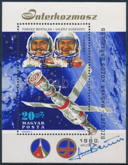 Farkas Bertalan űrhajós aláírása szovjet-magyar közös űrrepülés blokkon / Autograph signature of Hungarian astronaut B. Farkas on stamp block