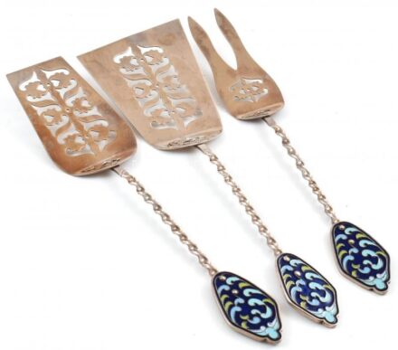 3 db tűzzománc díszítésű fém tálaló eszköz, szedőlapát, kis kopásnyomokkal, h: 25-27 cm