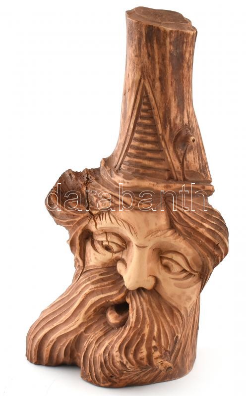 Novák László: Kucsmás paraszt, faragott fa, m: 26 cm