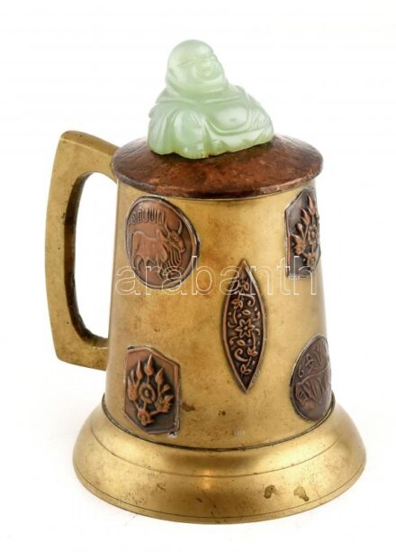 Pakisztáni réz korsó, rajta Mohendzsodáro (Mohenjo-daro), a 'halottak dombja' ősi városának szimbólumaival, fedelén jáde Buddhával, m: 16 cm