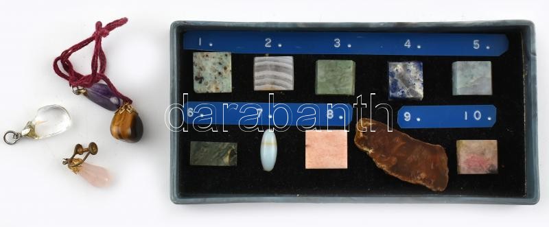 Kazahsztán ásványai, 10 db-os csiszolt ásvány-gyűjtemény eredeti dobozában, feliratozva, a doboz fedele kissé sérült + 4 db ásvány medál