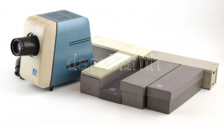 Pentacon Aspectar 150 A diavetítő, tápkábellel, hozzá 5 db diatároló dobozzal, az egyikben bélapátfalvi kerámiákat bemutató diaképekkel. Korának megfelelő állapotban, nem kipróbált, 23x18,5x8,5 cm