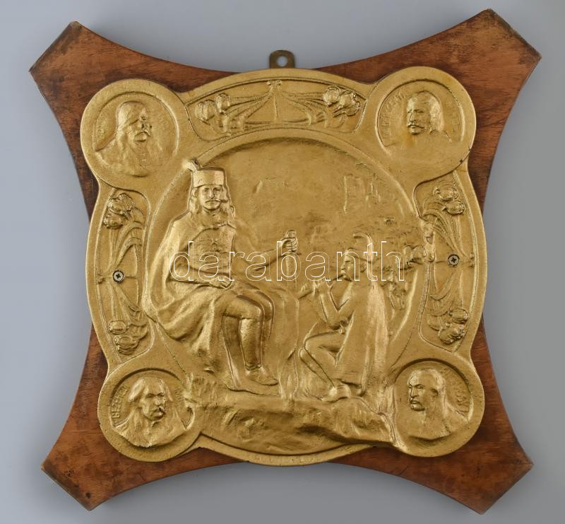 Kallós Ede (1866-1950): II. Rákóczi Ferencet ábrázoló szecessziós dombormű / relief, 1900-as évek eleje. Festett öntöttvas, fa alapra rögzítve, falra akasztható, a fa néhány helyen kissé sérült, 34x34 cm, teljes méret: 43,5x43,5