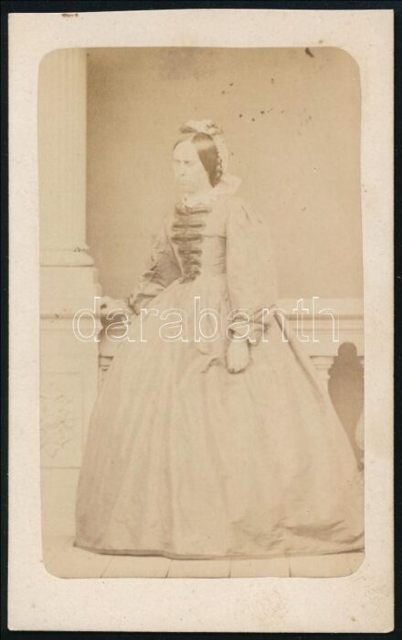 cca 1865 Hölgy egész alakos portréja, keményhátú fotó Kalaba temesvári műterméből, 10×6 cm
