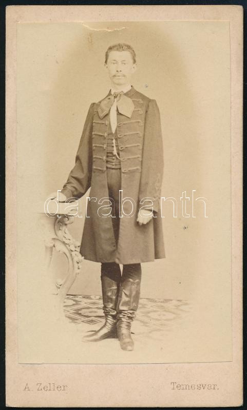cca 1865 Férfi egész alakos portréja, keményhátú fotó Zeller temesvári műterméből, kis szakadással, 10×6 cm