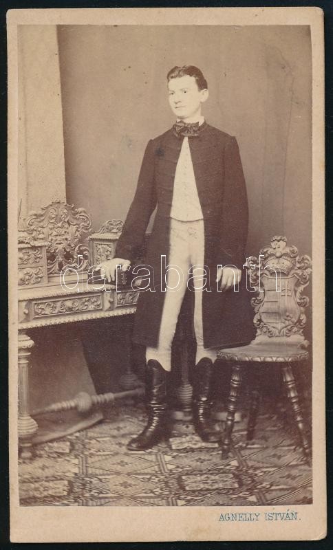cca 1865 Férfi egész alakos portréja, keményhátú fotó Agnelly temesvári műterméből, 10×6 cm