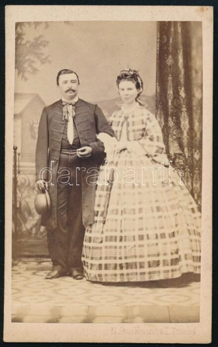 cca 1865 Házaspár portréja, keményhátú fotó Stockmann Troché temesvári műterméből, 10×6 cm