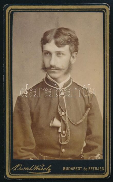 cca 1890 tűzoltó portréja, keményhátú fotó Divald Károly műterméből, 10,5×6,5 cm