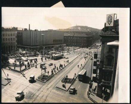 cca 1970 Budapest, Blaha Lujza tér, fotó, sarkán törésnyom, 17,5×23,5 cm