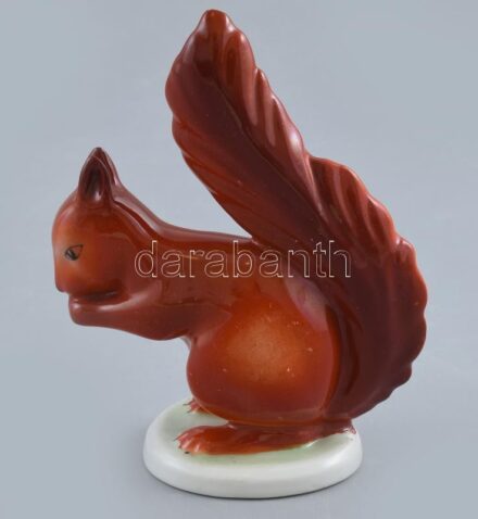 Hollóházi porcelán mókus, kézzel festett, jelzett, kis kopásnyomokkal, m: 13,5 cm