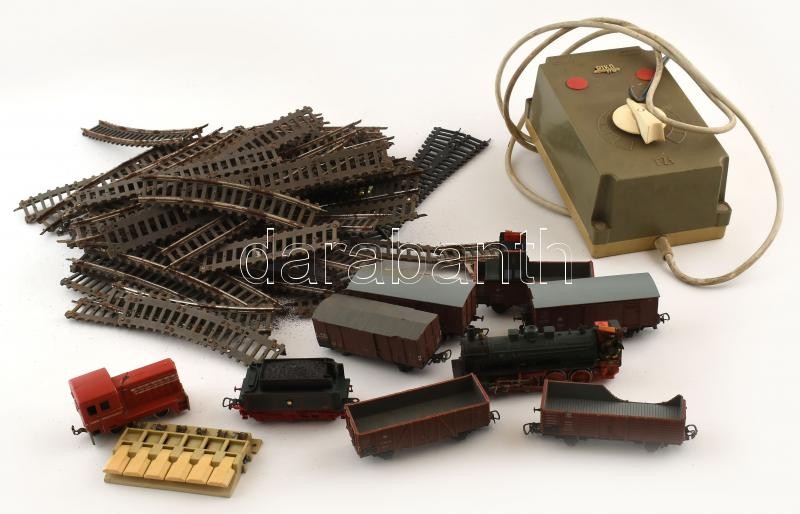 Régebbi modellvasút tétel: trafó, 9 db vegyes mozdony és vagon, egy zacskónyi (kb. 70-80 db) rozsdafoltos síndarab