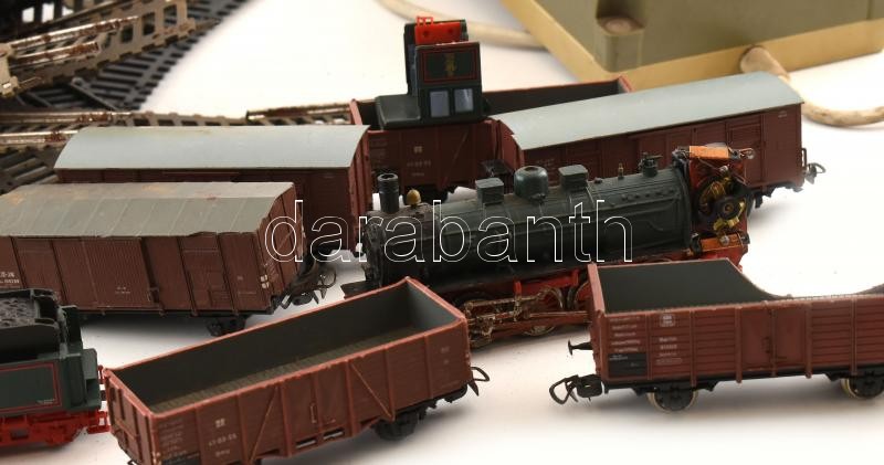 Régebbi modellvasút tétel: trafó, 9 db vegyes mozdony és vagon, egy zacskónyi (kb. 70-80 db) rozsdafoltos síndarab - Image 3