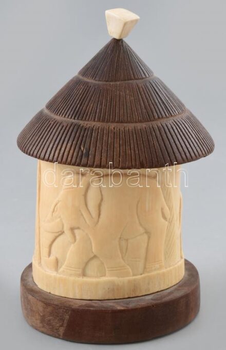 Keleti csont és ébenfa dobozka, állat figurákkal. d: 10 cmm m: 19 cm XX. sz. eleje. / Oriental bone and ebenwood box 20 cm