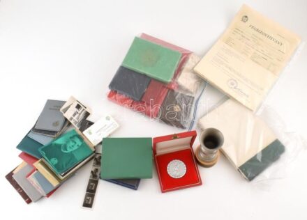 Pozsonyi Lajos (1932-2010) egykori labdarúgó, válogatott jégkorongozó, fotóriporter személyes anyagai hagyatékából: klubjától, az FTC-től kapott elismerések, köztük egy kupa, emlékérmek és plakettek, igazolványok, okmányok,